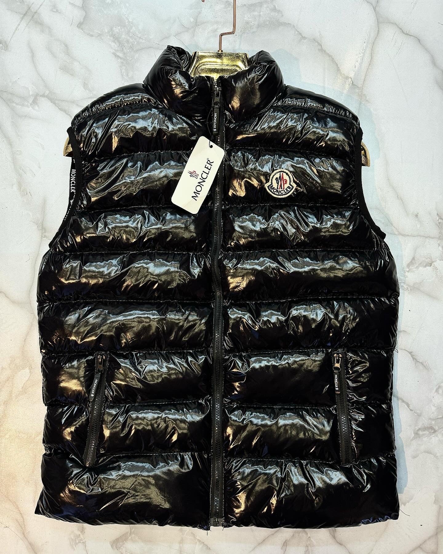 MONCLER - ΓΥΑΛΙΣΤΕΡΟ ΑΜΑΝΙΚΟ ΜΠΟΥΦΑΝ 2026