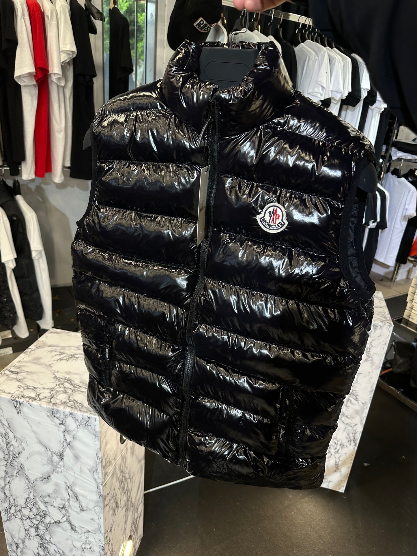 MONCLER - ΓΥΑΛΙΣΤΕΡΟ ΑΜΑΝΙΚΟ ΜΠΟΥΦΑΝ 2026