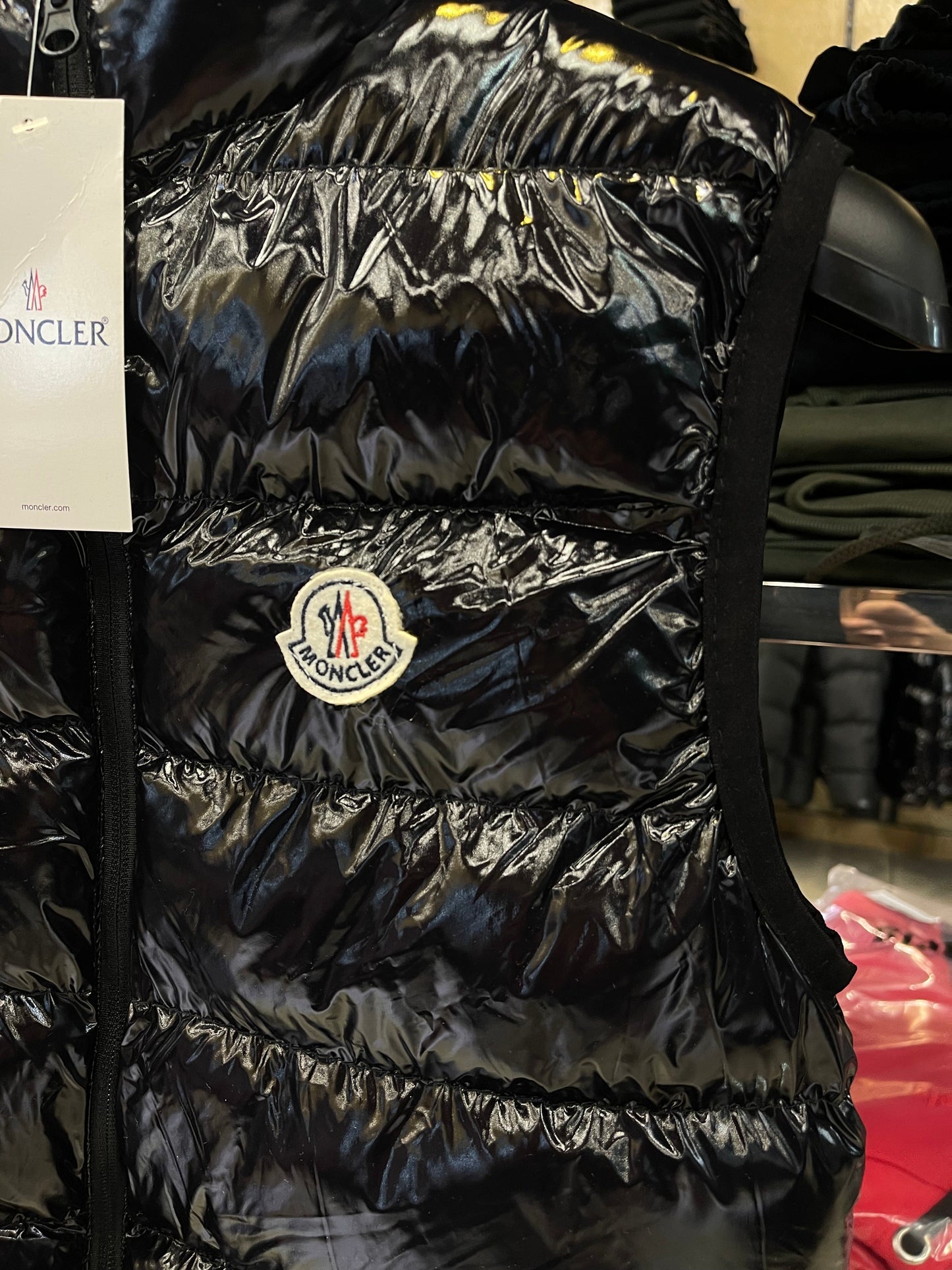 MONCLER - ΓΥΑΛΙΣΤΕΡΟ ΑΜΑΝΙΚΟ ΜΠΟΥΦΑΝ 2026
