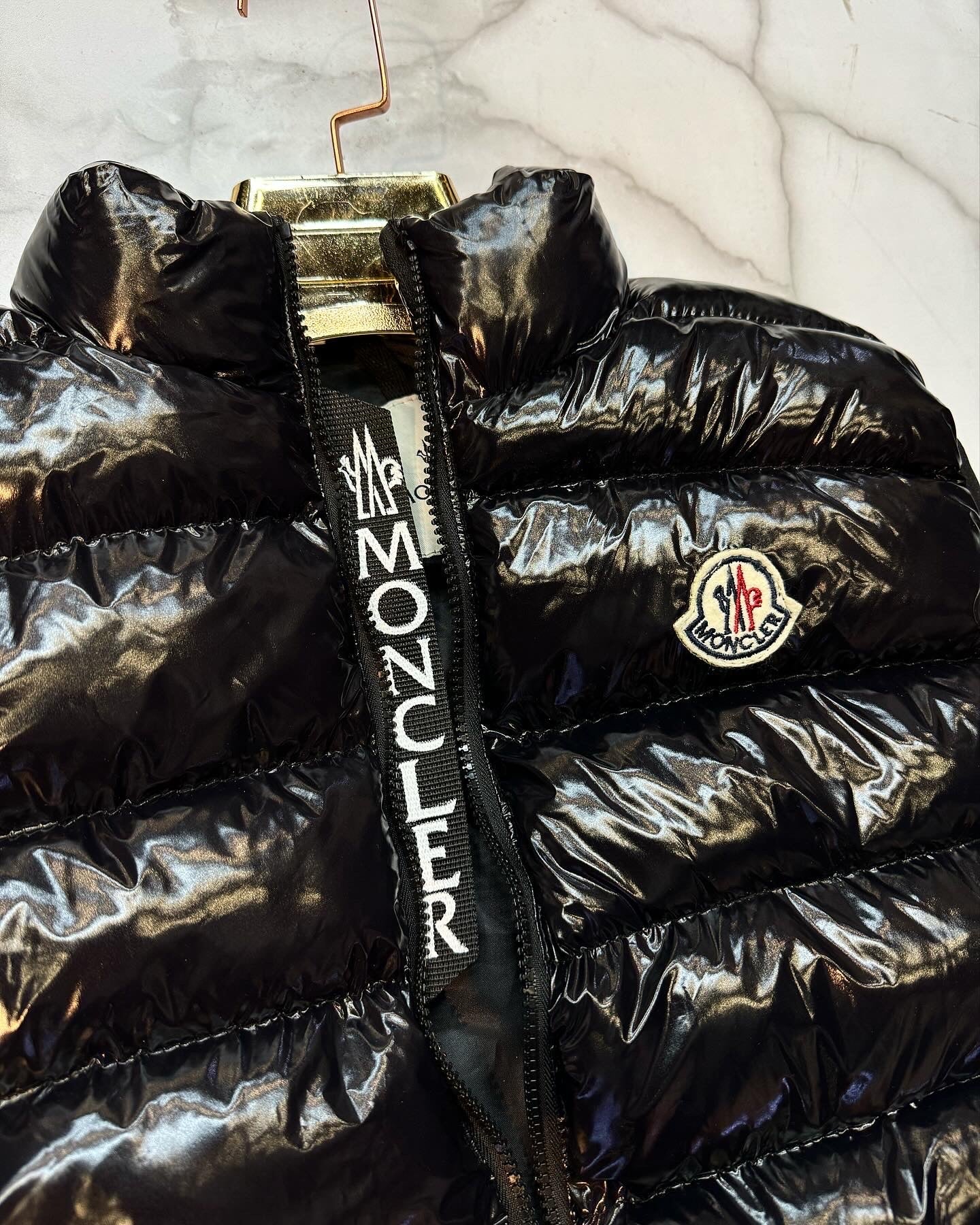 MONCLER - ΓΥΑΛΙΣΤΕΡΟ ΑΜΑΝΙΚΟ ΜΠΟΥΦΑΝ 2026