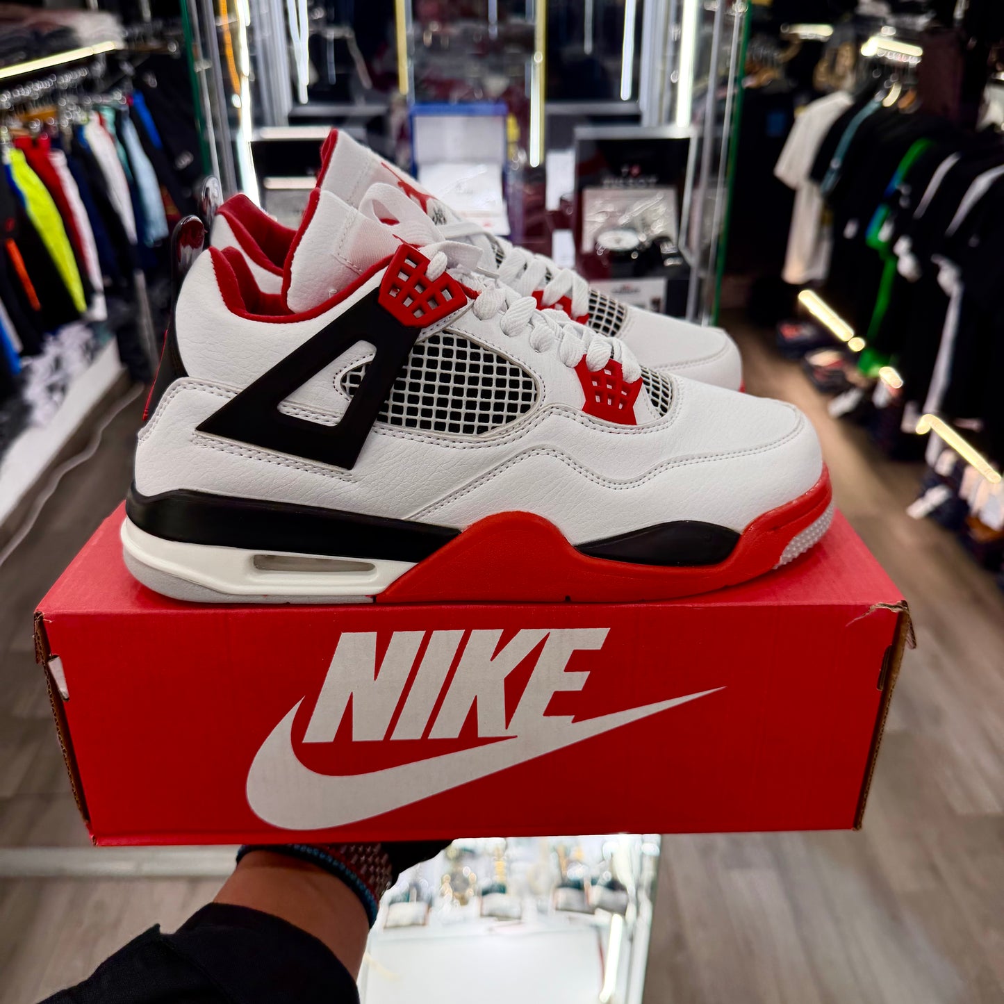 AIR JORDAN 4