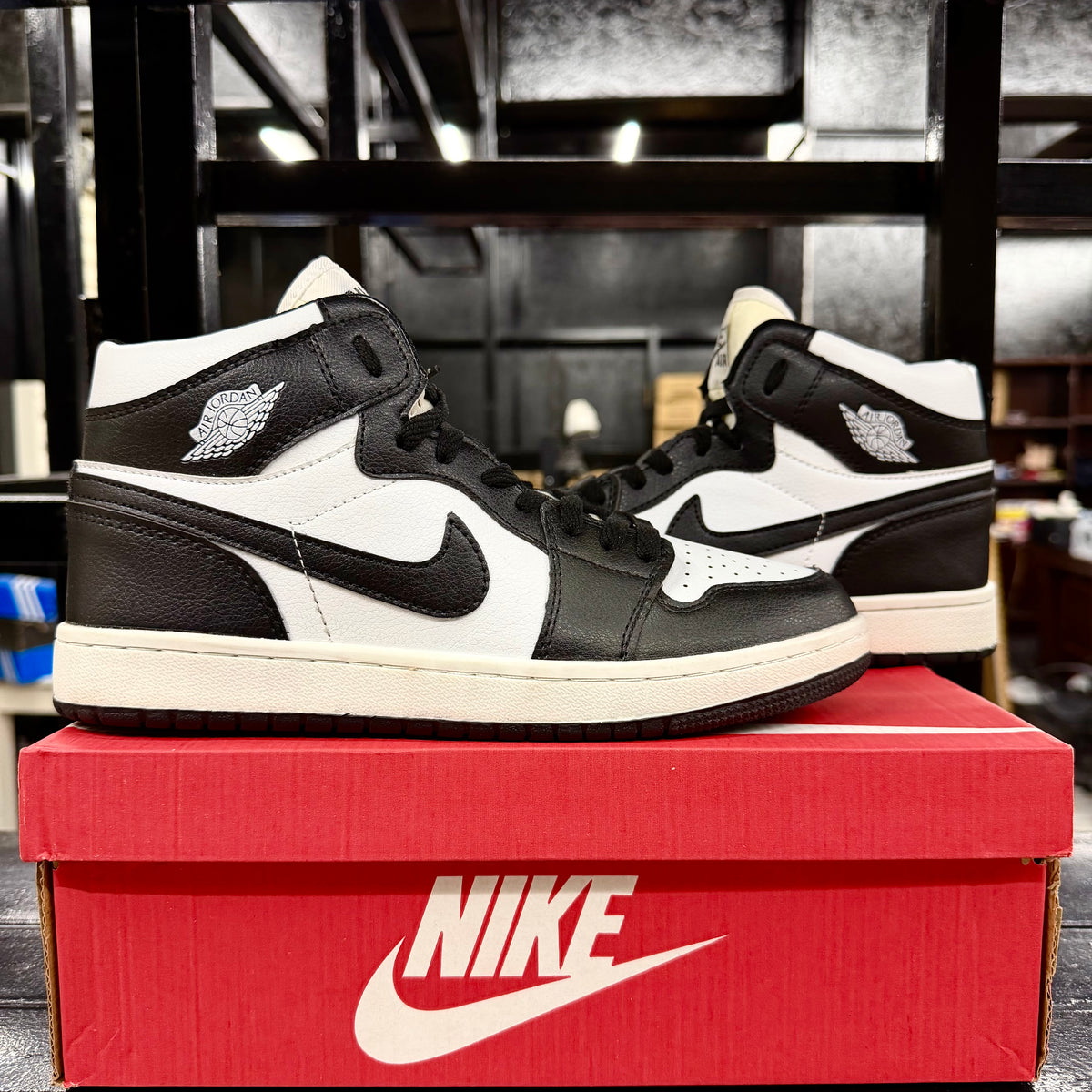 NIKE JORDAN 1