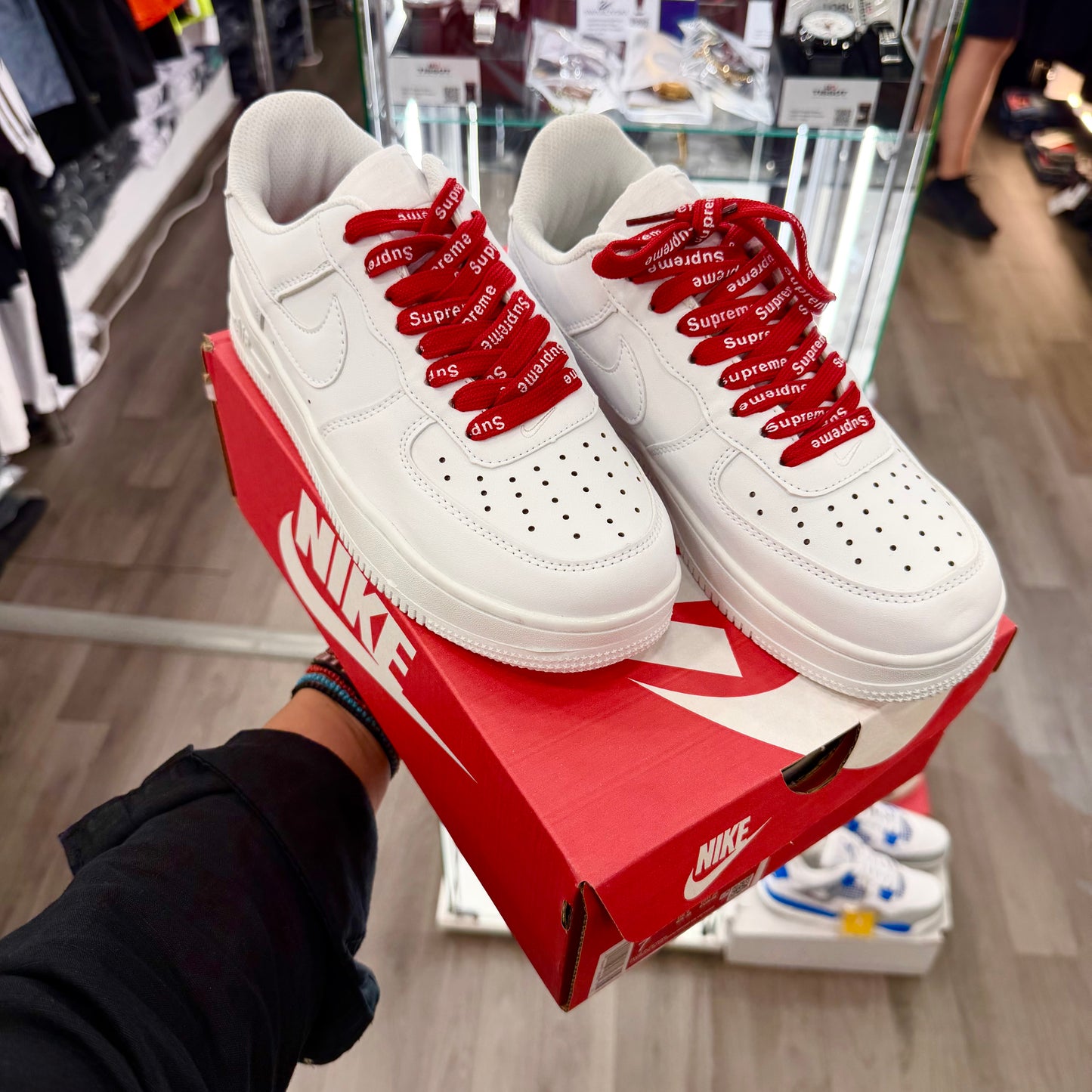 NIKE AIR FORCE 1 SUPREME