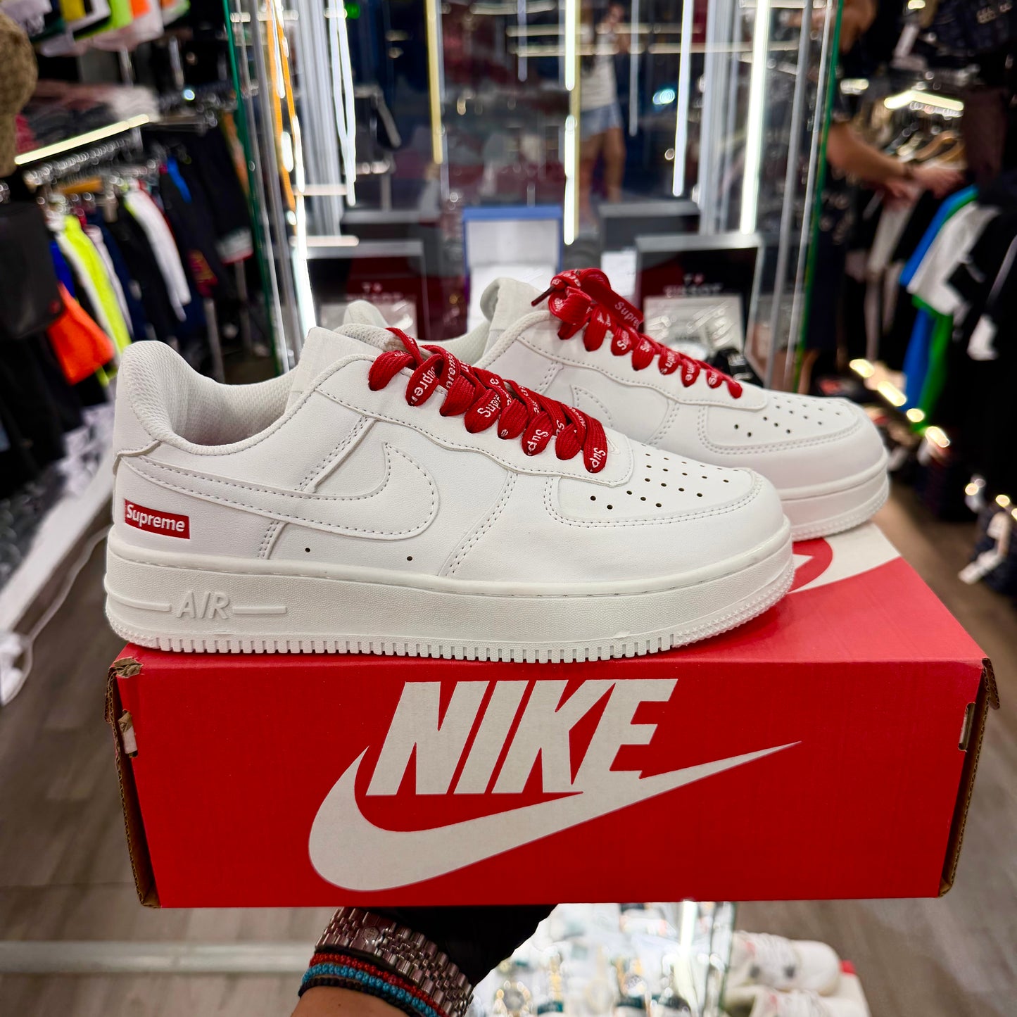 NIKE AIR FORCE 1 SUPREME