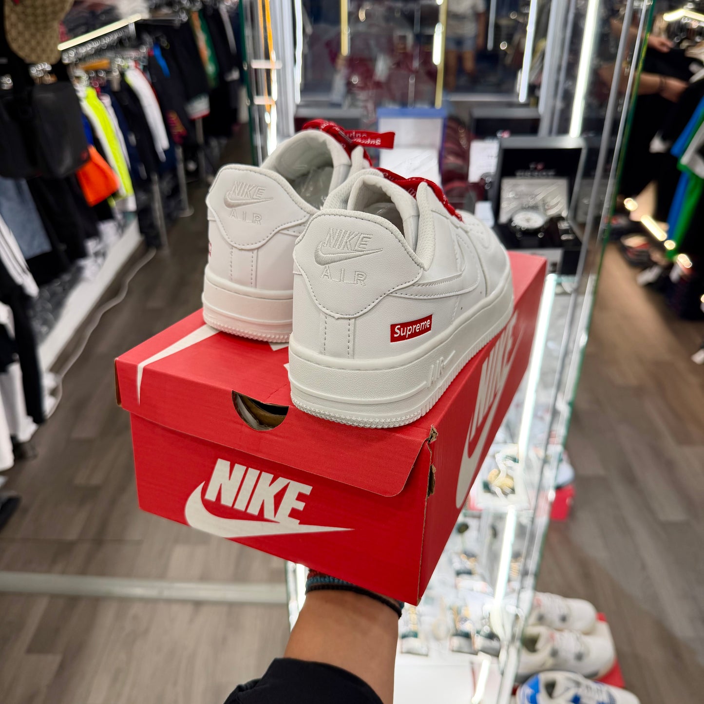 NIKE AIR FORCE 1 SUPREME