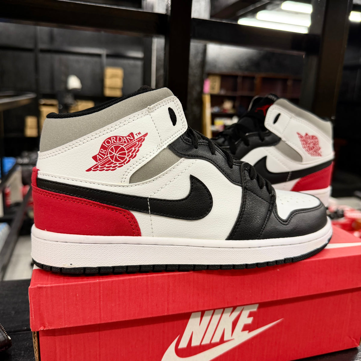 NIKE JORDAN 1